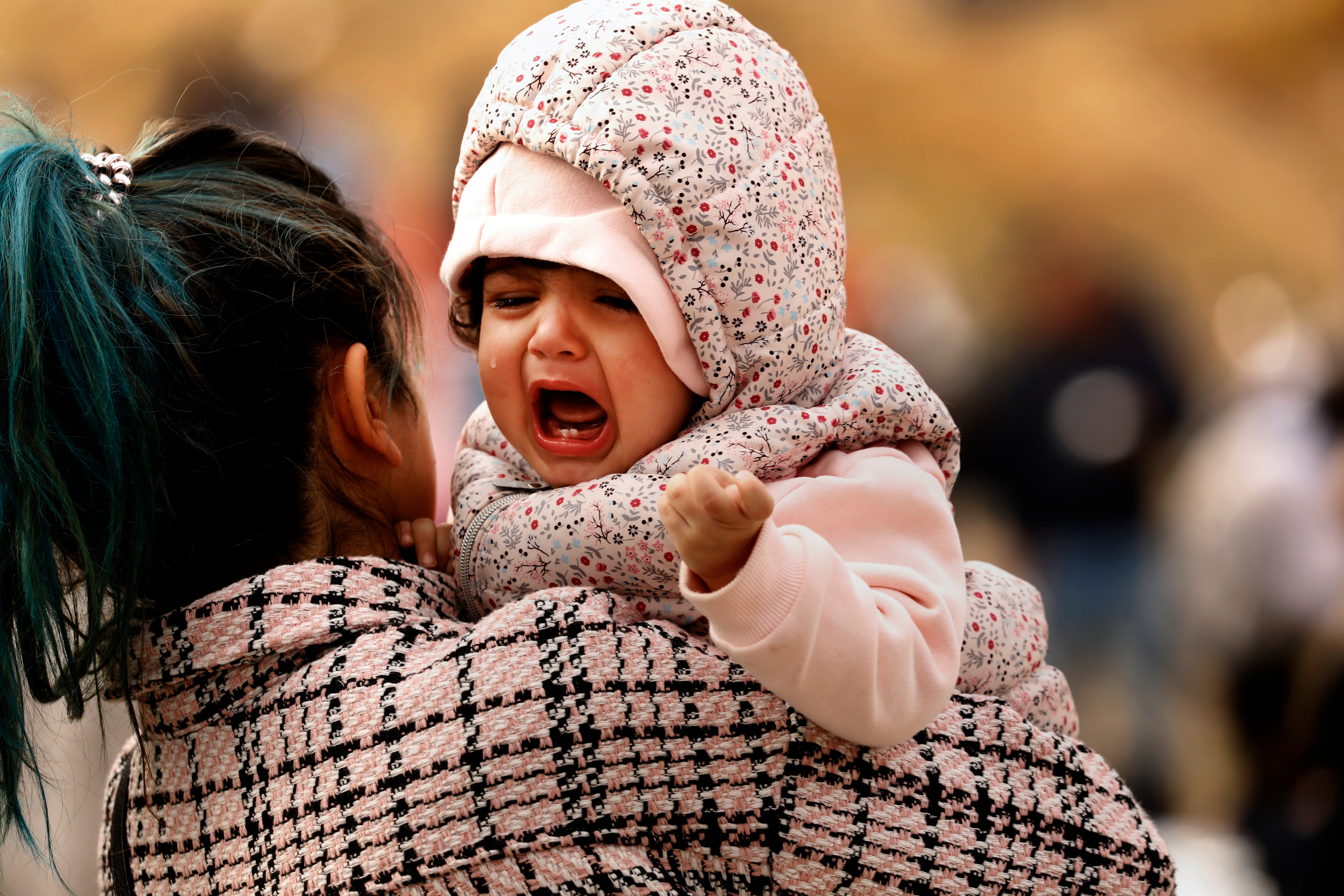 Estudio desmiente mito: Mujeres no despiertan más por bebés