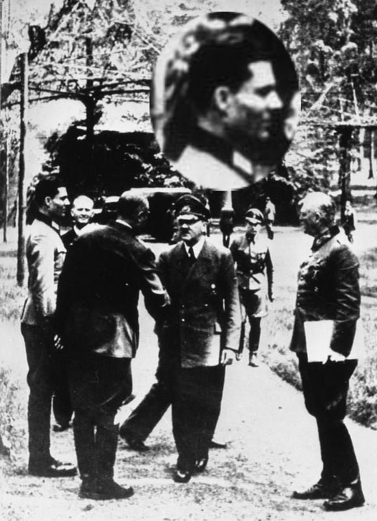 Claus Stauffenberg (pierwszy z lewej i w kółku) z Hitlerem i Keitlem w Wilczym Szańcu, 15 lipca 1944 r.