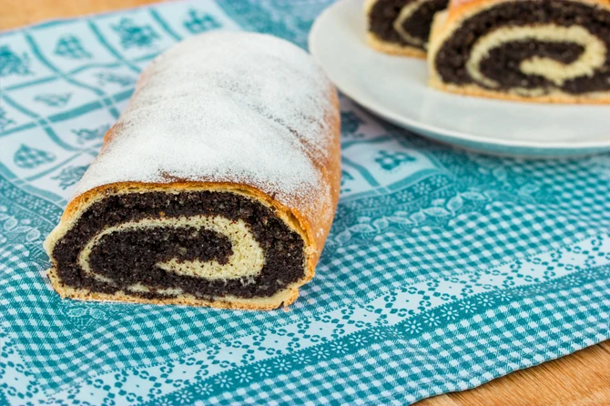 Posnu štrudlu sa makom pre pečenja obavezno premažite šerbetom da bi imala sjajnu i hrskavu koricu