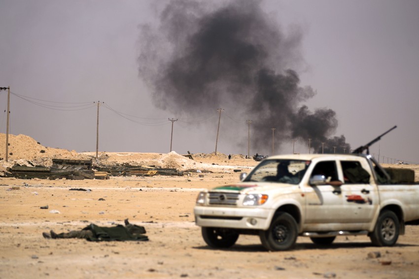 Pobunjenici u Libiji, potpomognuti vazdušnim udarima koalicionih snaga, preuzeli su kontrolu nad Adždabiju