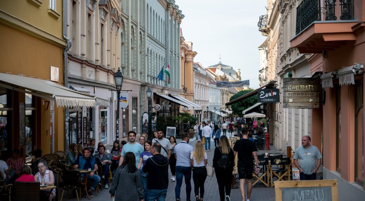  A pécsi Király utca a koronavírus-járvány miatt bevezetett korlátozások feloldása után, 2020. május 23-án.