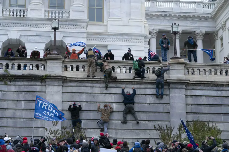 Tłum protestujących przed budynkiem Kapitolu w USA