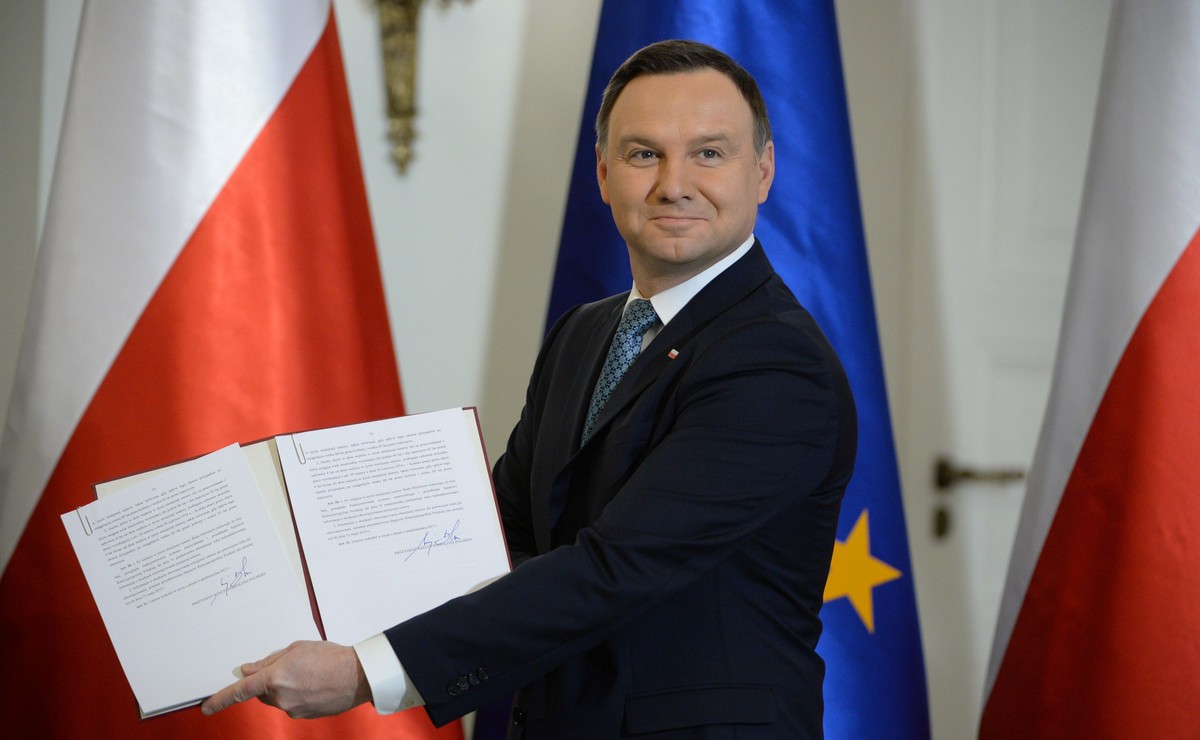 Prezydent Andrzej Duda podpisał ustawę obniżającą wiek emerytalny
