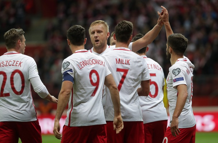 Polscy piłkarze cieszą się ze zdobytej bramki przez Arkadiusza Milika