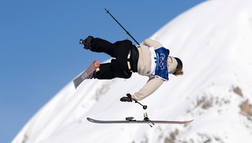 Chwila grozy na igrzyskach olimpijskich. Podczas ewolucji w powietrzu zawodniczce odpięła się narta