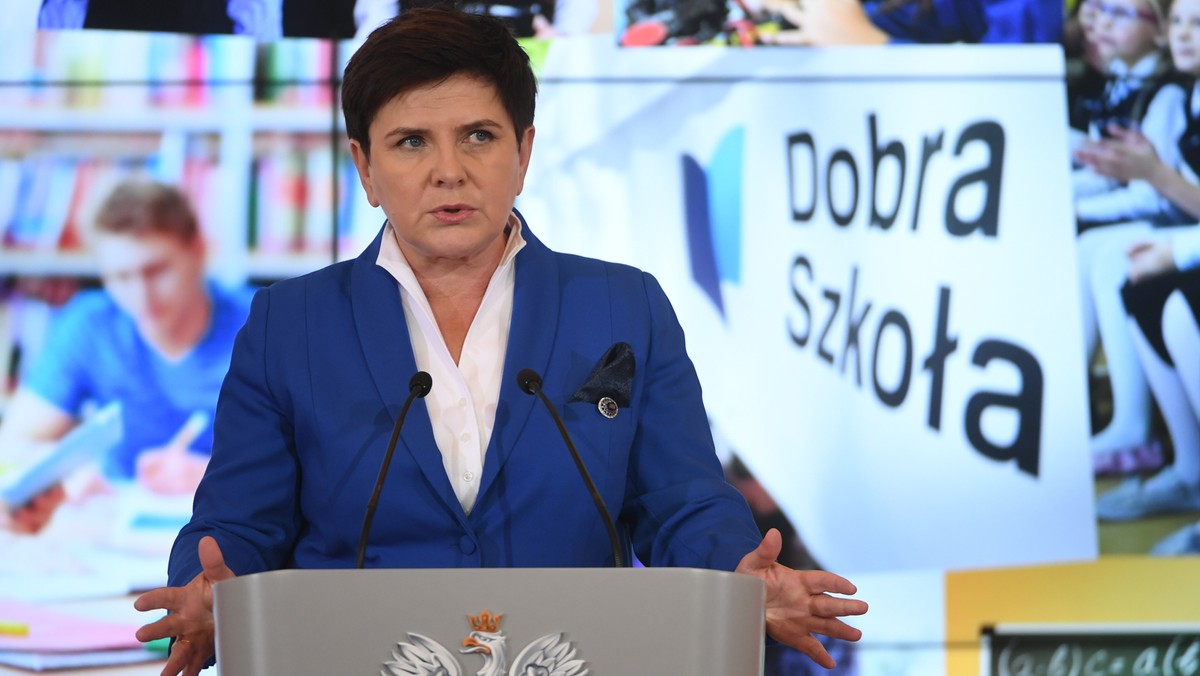 – Nie ma zawodu nauczyciela, jest służba – pedagoga, nauczyciela, wychowawcy; to jest wielkie poświęcenie – powiedziała dziś premier Beata Szydło podczas uroczystości wręczenia stypendiów dla najlepszych uczniów oraz odznaczeń dla nauczycieli.