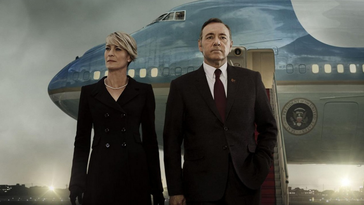 W 2016 roku na ekrany powróci głośny serial "House of Cards" o intrygach na szczytach amerykańskiej władzy. O planowanym czwartym sezonie serialu, którego producentem jest platforma internetowa Netflix, poinformowano w nocy z czwartku na piątek.