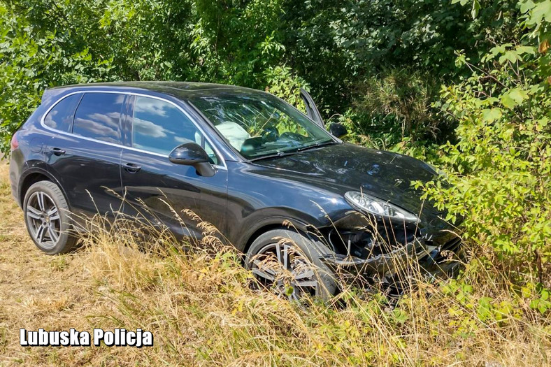 Policjanci ze Wschowy zatrzymali po pościgu 21-latka podejrzewanego o kradzież Porsche Cayenne