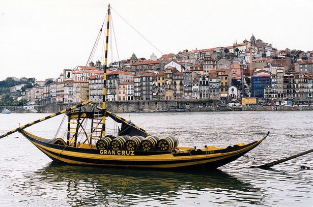 Transport wina. Widdok przez Rio Duoro na miasteczko Porto. autor Thomas Istvan Seibel, Herr Klugbeisser, de.wikipedia