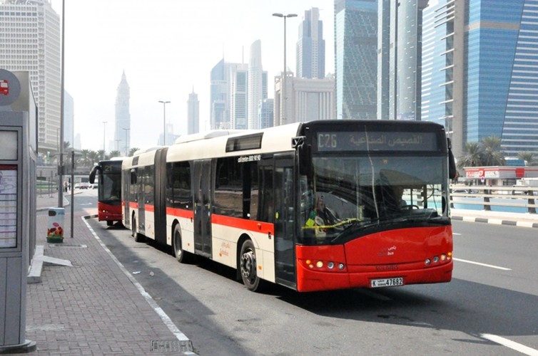Po Dubaju jeździ 225 aut autobusów Solarisa. Od 2008 r. polski producent dostarczył do ZEA 150 przegubowych 18-metrowych pojazdów (na zdjęciu na pierwszym planie) i 75 autobusów krótszych, 12-metrowych. Pojazdy posiadają wydzieloną strefę dla kobiet i dzieci. Mają też zabezpieczenia silników, które stanowią zabezpieczenie na wypadek burzy piaskowej. Nad drzwiami znajdują się tzw. kurtyny z zimnym powietrzem, żeby na przystanku do pojazdu nie wdzierało się gorące powietrze