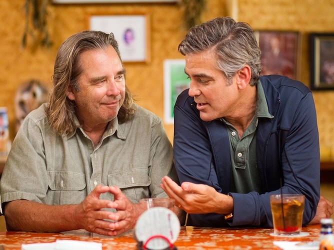 'Wybory, przed którymi staje Matt, nie dzielą się na dobre i złe, tak jak nie ma w filmie czarnych i białych charakterów' (Bartosz Czartoryski, 'Dziennik. Gazeta Prawna')