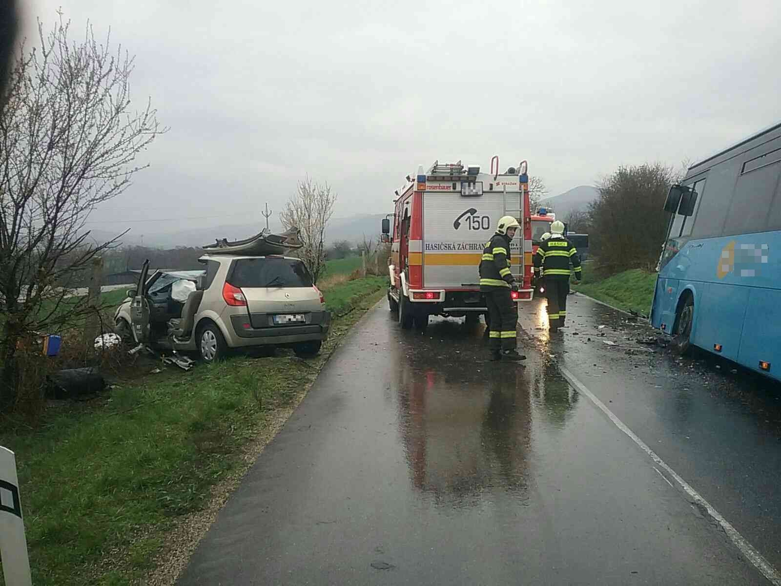 Hasiči zasahujú po zrážke autobusu s osobným autom pri obci Mníchova Lehota v Trenčianskom okrese.