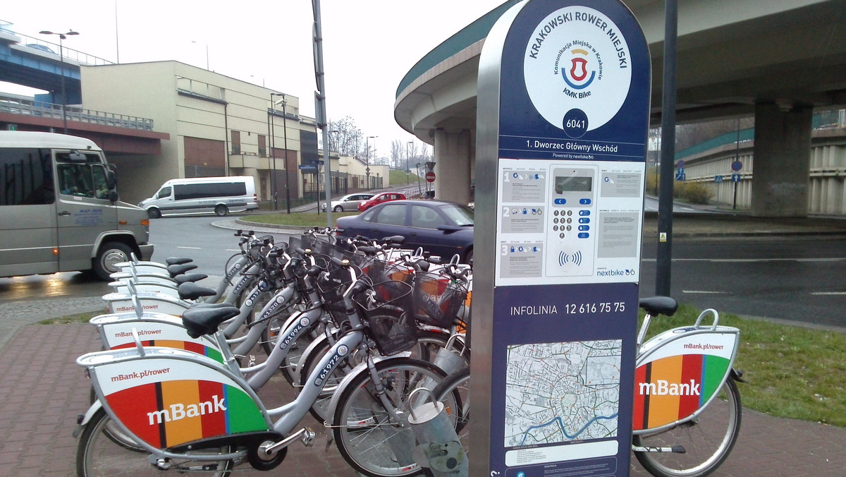 Od dzisiaj Krakowskiej Karty Miejskiej można używać do wypożyczania rowerów KMK Bike. Każdy, kto ma aktywny bilet okresowy na komunikację miejską może jeździć rowerem miejskim na preferencyjnych stawkach, w tym dwa razy dłużej za darmo.