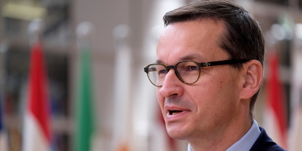 Rząd Mateusza Morawieckiego nowelizuje tzw. ustawę 10H, która zabrania stawiania turbin wiatrowych w odległości od zabudowań mniejszej niż 10-krotność wysokości wiatraka.