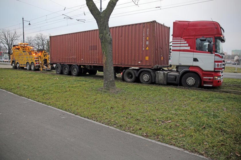 TIR na torowisku w Łodzi. Policja: miał cofnięty licznik?