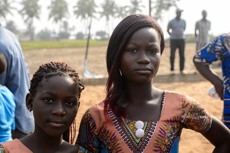 Młode dziewczyny podczas festiwalu voodoo [Benin, 2017 r.]