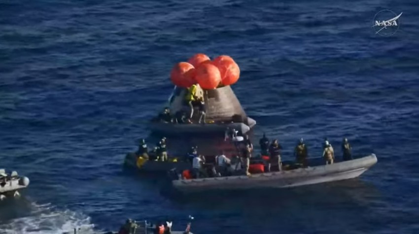 Čamci za spasavanje prilaze članovima tima "Artemis II"