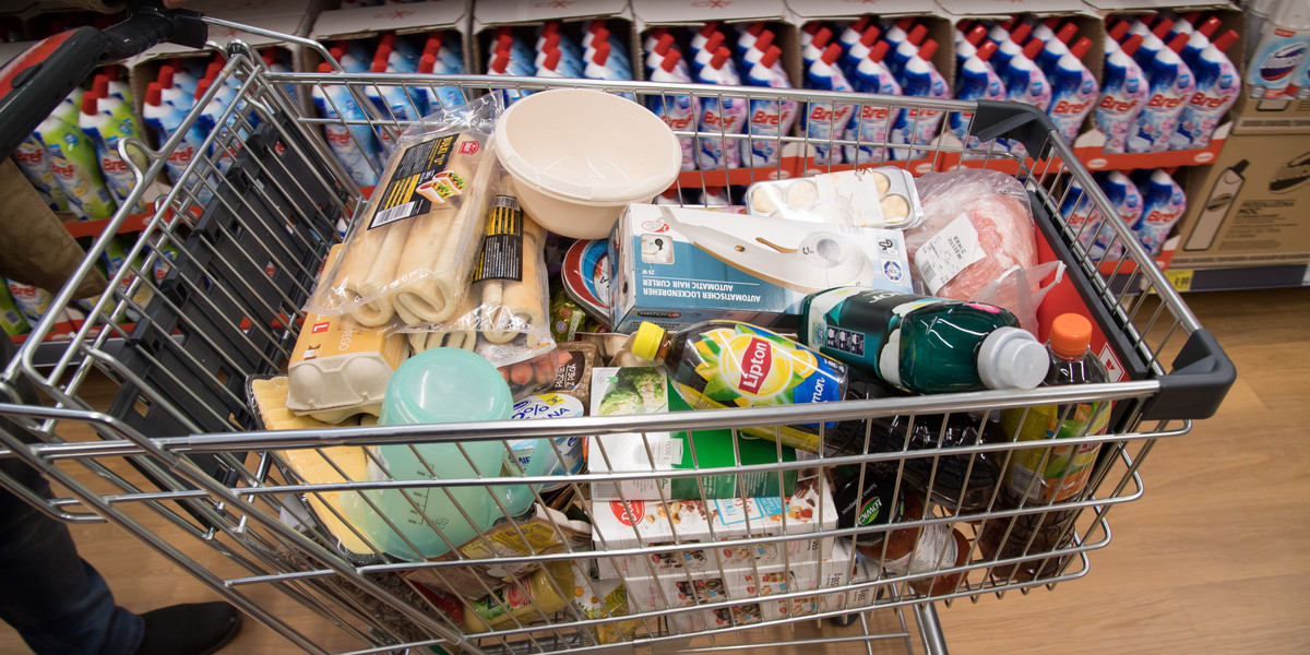 Dystans między cenami w e-grocery i w sklepach stacjonarnych wyniósł po raz pierwszy w historii badania 33,5 zł (to ok. 12 proc.).