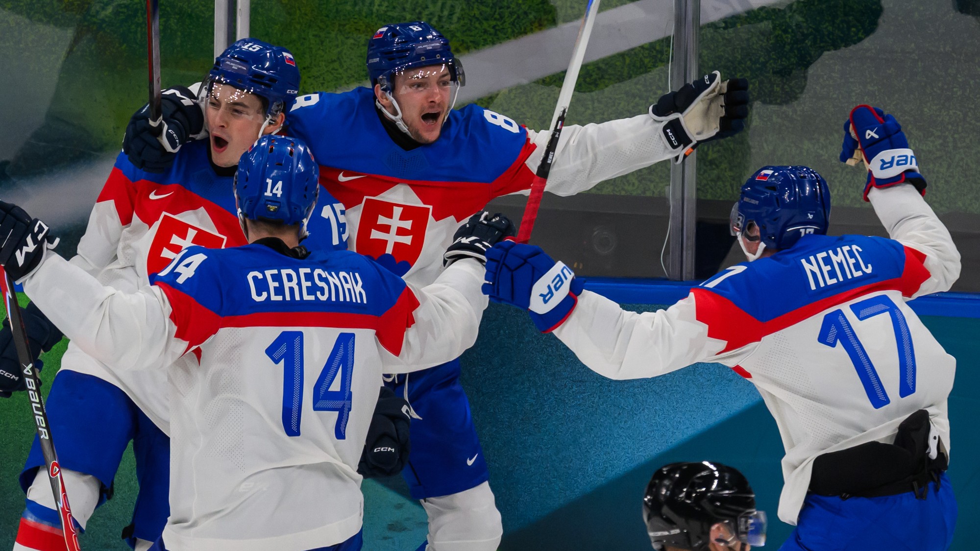 V popredí zľava Dalibor Dvorský, Peter Čerešňák, Oliver Okuliar a Šimon Nemec (všetci Slovensko). 