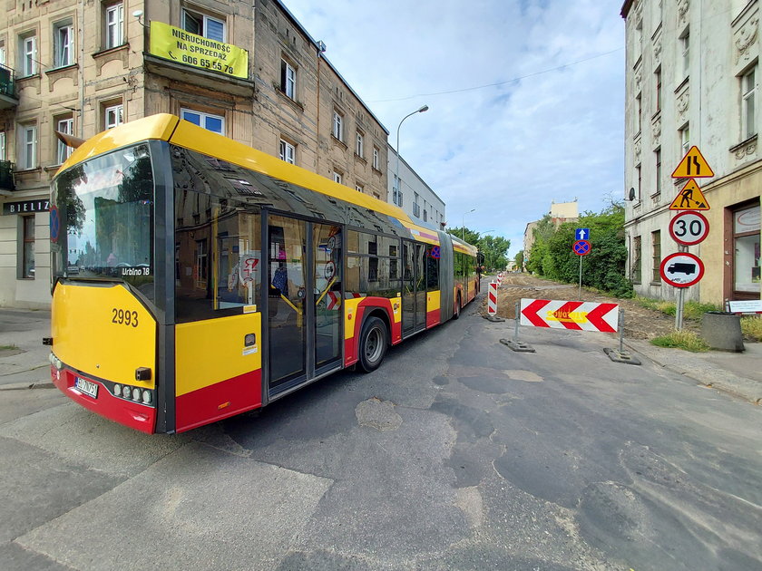 Problem na remontowanej ulicy Bednarskiej. Kierowca autobusu MPK Łódź nie chciał ryzykować. Wyznaczono objazdy