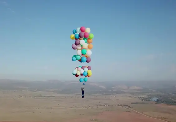 Tak trzeba żyć. Przyczepił 100 balonów z helem do krzesła ogrodowego i poleciał nad Afryką