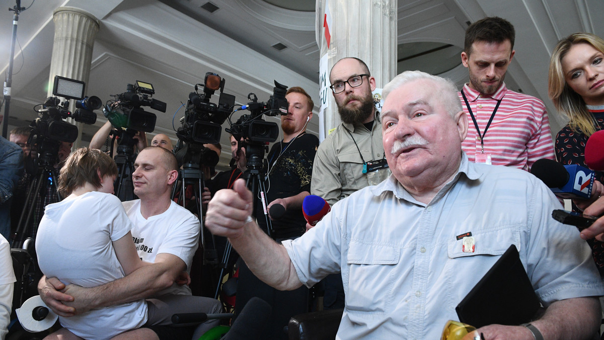 - Nie wykluczam, że do nich powrócę, a nawet zostanę – powiedział były prezydent Lech Wałęsa w TVN 24, pytany czy rozważa powrót do protestujących w Sejmie.