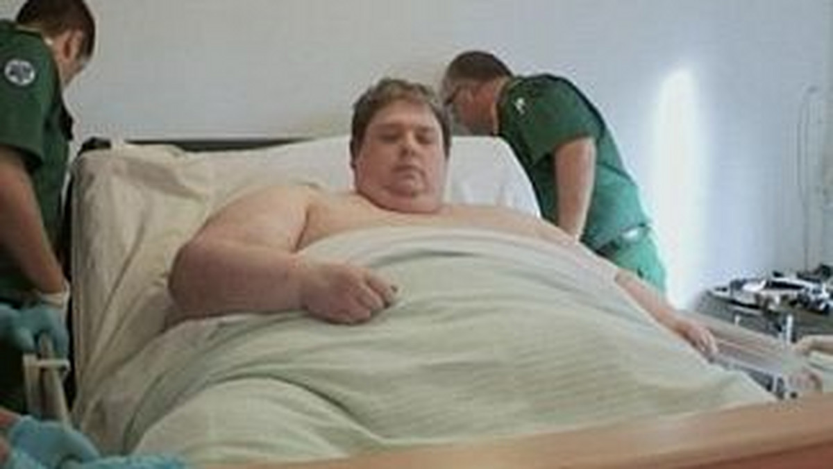 42-letni Brytyjczyk Keith Martin waży 368 kilogramów i jest najcięższym człowiekiem na świecie. Mężczyzna jest przykuty do łóżka. Od dziesięciu lat jego jedyną okazją do opuszczenia łóżka są badania kontrolne. Do odbycia takiej podróży potrzebnych jest ośmiu pracowników ambulatoryjnych, którzy transportują go do pobliskiego szpitala w Harlesden, w południowo-zachodnim Londynie - czytamy na dailymail.co.uk.