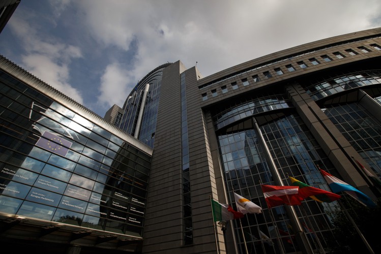 Parlament Europejski, który właśnie jest wybierany, ma coraz większe kompetencje. Lubi też podkreślać swoją władzę, utrudniając życie pozostałym instytucjom - Komisji Europejskiej i Unijnej Radzie. Europosłowie lubią też głośno zaznaczać swoją obecność, a okazją są debaty plenarne.
„Każdy kto musi ciągle powtarzać, że jest królem, tak naprawdę nim nie jest” - to cytat z serialu „Gra o tron”, który łatwo można przenieść na unijne realia. O to kto jest najważniejszy w Brukseli biją się 3 unijne instytucje, w tym Europarlament, którego kompetencje rosły w ostatnich latach. „Parlament Europejski teraz pręży muskuły, bo ma do tego prawo, zabiegał o jak najwięcej uprawnień i nadal będzie to robił” - skomentował w rozmowie z Polskim Radiem ekspert brukselskiego Centrum Polityki Europejskiej Janis Emmanouilidis.
Oprócz stanowionego prawa w Europarlamencie, jest też wymiar polityczny jego działalności. Europosłowie często krytykują Komisję Europejską, kraje członkowskie, a robią to w sposób widoczny, podczas sesji plenarnych. Bezprecedensowy atak przypuścili na Węgry w styczniu 2011 roku za ustawę medialną, bo według nich ograniczała ona wolność słowa. Debata, w której uczestniczył premier Victor Orban była jedną z najbardziej burzliwych. „Nie pozwolę obrażać narodu węgierskiego, to jak uderzenie w twarz. Jestem gotowy do walki i będę walczył, ale ucierpi na tym cała Unia Europejska” - mówił premier Orban. Węgry sprawowały przewodnictwo we Wspólnocie.