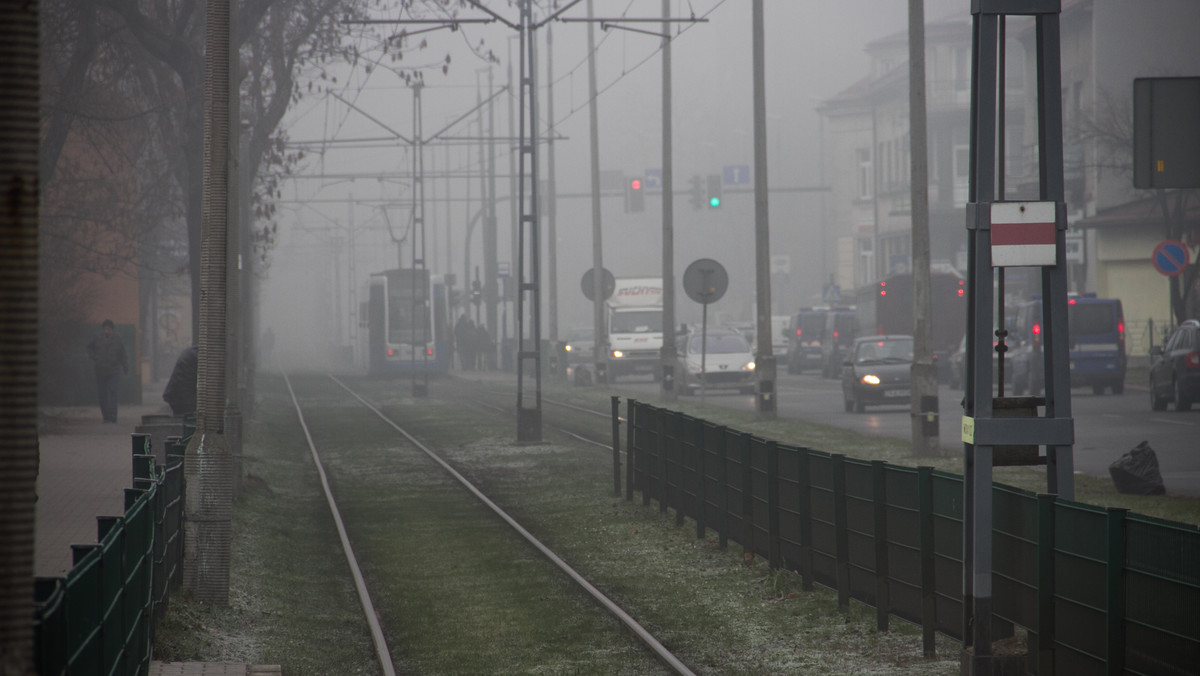 Ze względu na prognozę przekroczenia średniego poziomu zanieczyszczenia powietrza dla pyłu PM10, Centrum Zarządzania Kryzysowego Miasta Krakowa zainicjowało wprowadzenie darmowej komunikacji w czwartek, 13 grudnia od godz. 00.00 do godz. 24.00, dla pasażerów korzystających z komunikacji miejskiej w Krakowie.