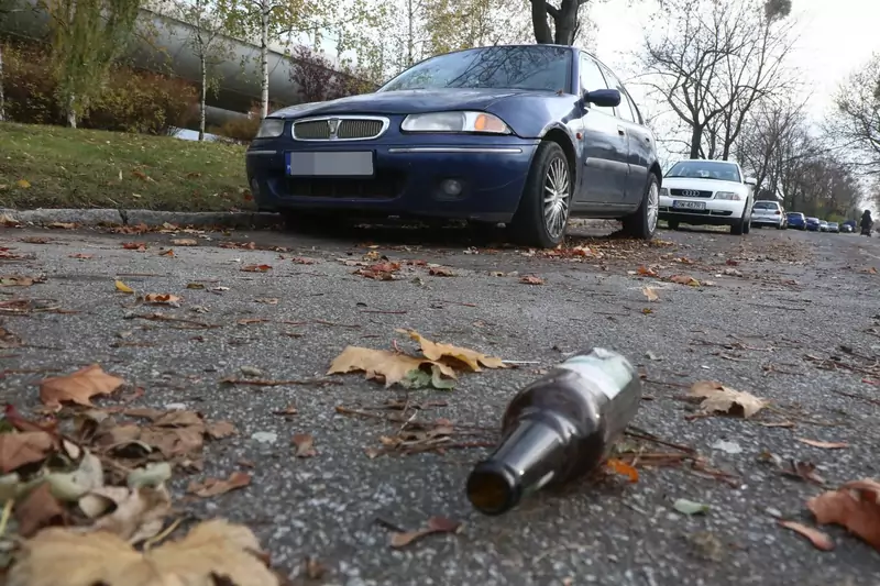 Porzucona butelka na drodze