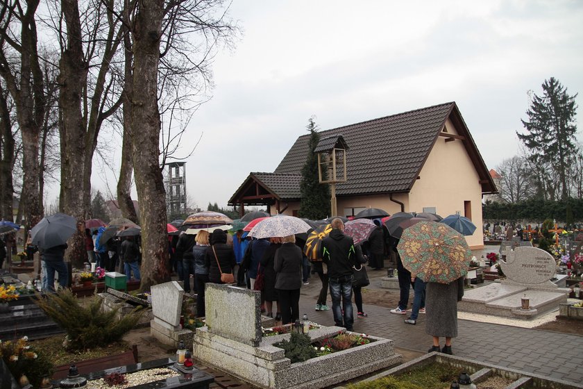 Pożegnanie brutalnie zamordowanej Wiktorii Cichockiej († 15 l.) Z Krapkowic