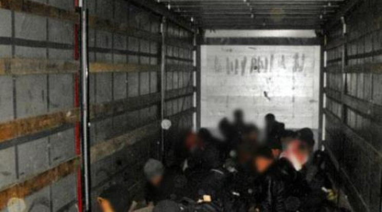 35 menekültet zsúfoltak a kamionba - fotó!