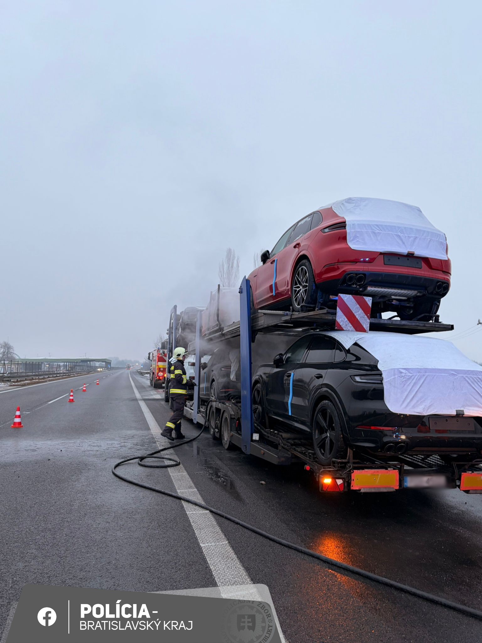 Diaľnica D2 smerom do Česka je pri hranici prejazdná len v jednom pruhu.
