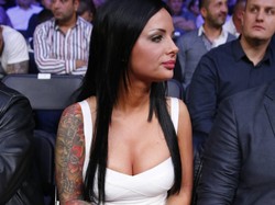 Bogini seksapilu: dziewczyna Artura Szpilki hipnotyzuje ciałem