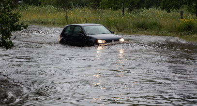 Powódź błyskawiczna i zalane samochody w Sosnowcu. Silna burza nadciąga nad Warszawę. FILMY i ZDJĘCIA