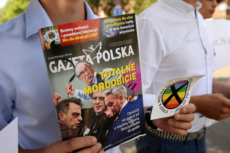 Prorządowa "Gazeta Polska" zachęcała czytelników do przyklejania na budynkach napisów "Strefa wolna od LGBT"