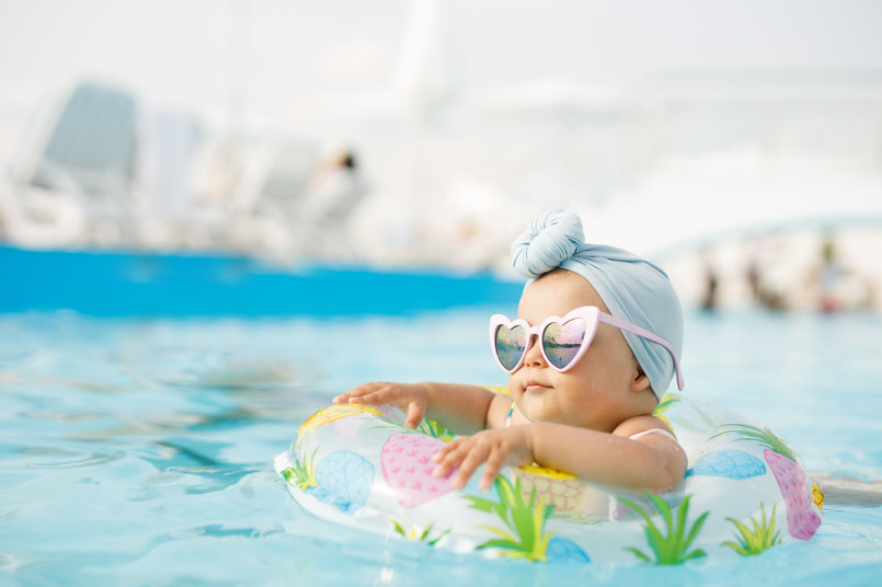 Dziecko wakacje basen morze Cute,Funny,Toddler,Girl,In,Colorful,Swimsuit,And,Sunglasses,Relaxing