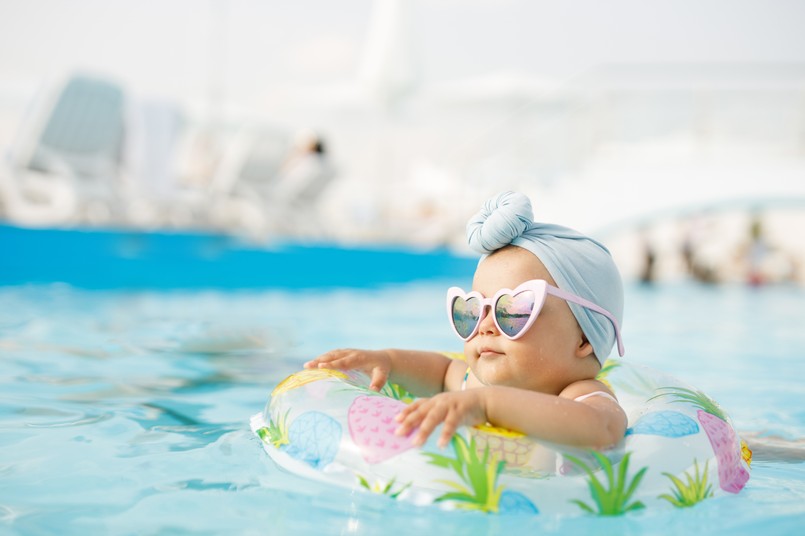 Dziecko wakacje basen morze Cute,Funny,Toddler,Girl,In,Colorful,Swimsuit,And,Sunglasses,Relaxing