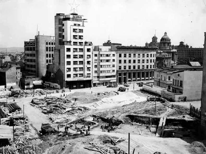 Nije opet prošlo mnogo, a već početkom šezdesetih počinju ponovo radovi na Terazijama, ovaj put sa ogromnim iskopima: Grad Beograd je počeo da zida podzemne pešačke prolaze ispod Terazija. 