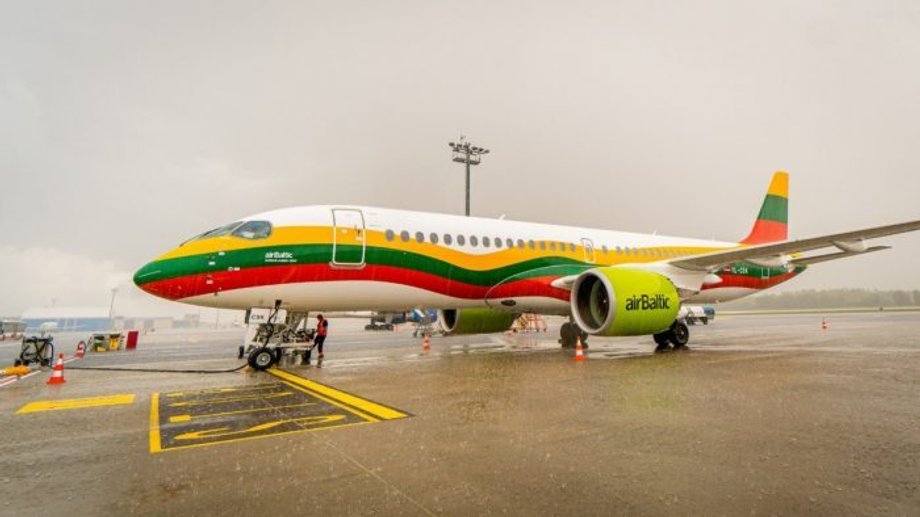 Airbus A220-300 linii lotniczych airBaltic. Maszyna o rejestracji YL-CSK pomalowana została w narodowe barwy Litwy i nosi nazwę "Wilno". 