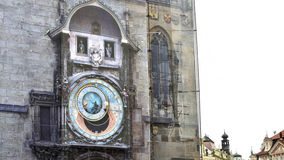 Podczas rekonstrukcji znanego jako Orloj zabytkowego zegara astronomicznego na ścianie wieży Ratusza Staromiejskiego w Pradze odnaleziono list rzeźbiarza, który go 70 lat temu naprawiał - poinformowano w poniedziałek na konferencji prasowej.