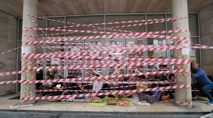 Elbarikádozták az SZFE épületét a diákok / Fotó: Zsolnai Péter