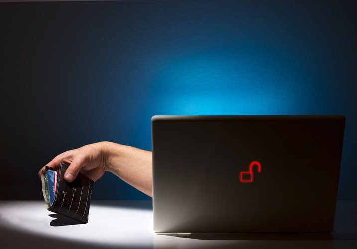 <strong>Ataki na systemy operacyjne i aplikacje komputerowe. Jak się 
obronić?</strong><br /><br />

Najskuteczniejszą 
i jednocześnie konieczną 
metodą ochrony przed atakami na systemy operacyjne i aplikacje komputerowe jest dbanie o to, aby były one 
zaktualizowane. <br /><br />

Dzięki temu usuwamy się 
z listy, tych którzy na taki atak są podatni, co w praktyce eliminuje ryzyko skutecznego ataku automatycznego. Jeśli Twój system lub aplikacja nie posiada mechanizmu automatycznej aktualizacji to pamiętaj aby samemu sprawdzać dostępność „łat” dla takiego systemu.<br /><br />