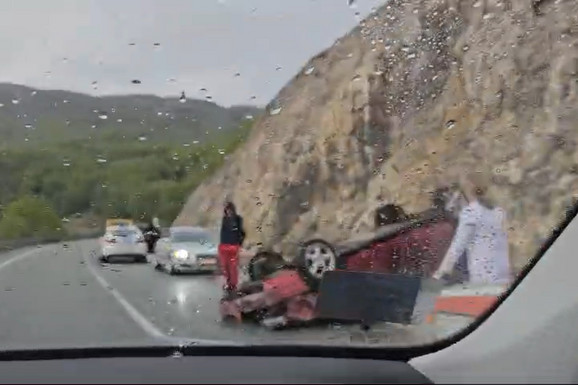 "SVE SE ODIGRALO MUNJEVITOM BRZINOM" Automobil udario u stenu kod Žabljaka, pa se prevrnuo na krov (FOTO)