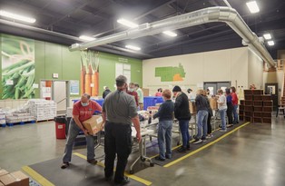 60 mln Amerykanów w kolejkach do banków żywności. Pandemia pogłębiła problem [OPINIA]