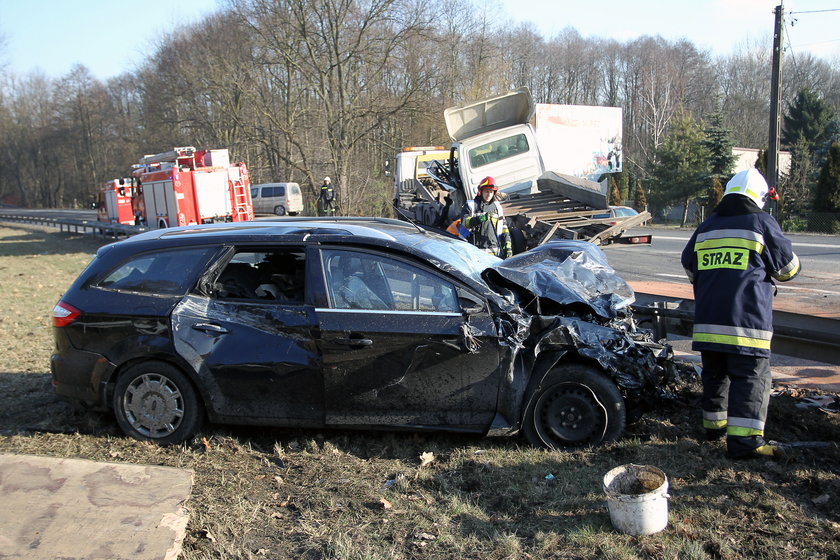 Preczów. Zderzenie ciężarówki z samochodem osobowym 