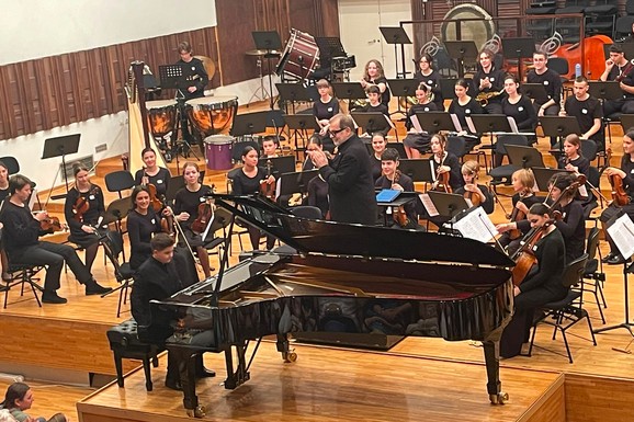 Mladi virtuoz David Božić oduševio publiku: Održan koncert Dečje filharmonije i Kalamazoo orkestra iz SAD