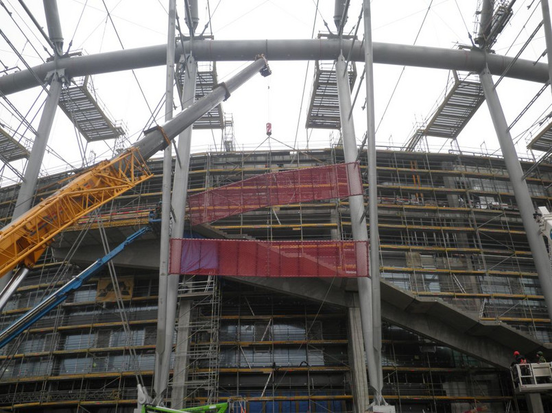 Budowa Stadionu Narodowego - rozpoczął się montaż fasady stadionu - luty 2011. (3) fot. materiały prasowe Narodowe Centrum Sportu