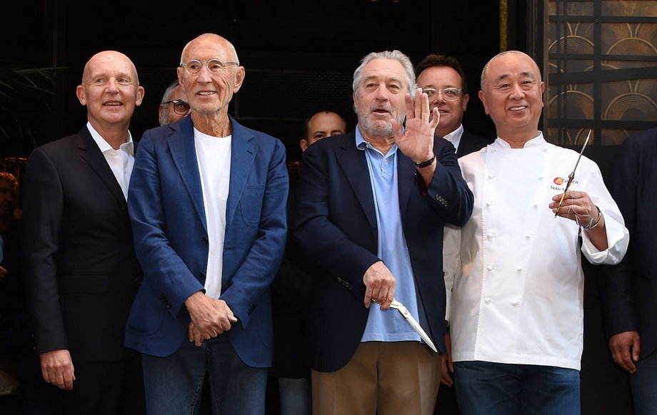 Od lewej: Trevor Horwell, Meir Teper, Robert De Niro i Nobu Matsuhisa podczas otwarcia Nobu Hotel London Shoreditch w 2018 r. 