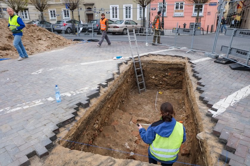 Badania przedłużone. Archeolodzy zostają na Placu Kolegiackim do grudnia